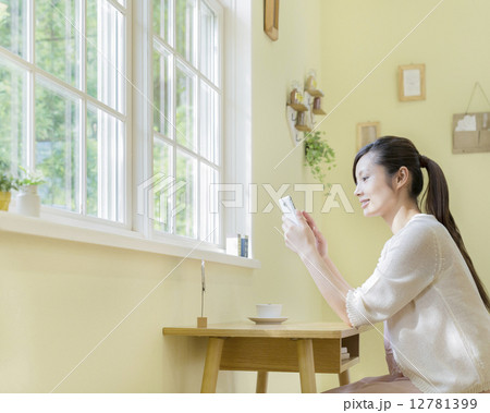 スマートフォンを見る女性 スマートフォンを見る女性 12781399
