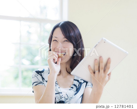 お菓子を食べる日本人女性 12781401