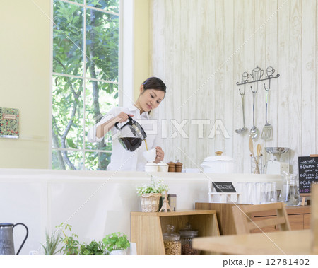 コーヒーを入れる女性 コーヒーを入れる女性 12781402
