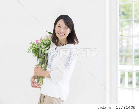 花瓶を持つ日本人女性の写真素材 [12781409] - PIXTA