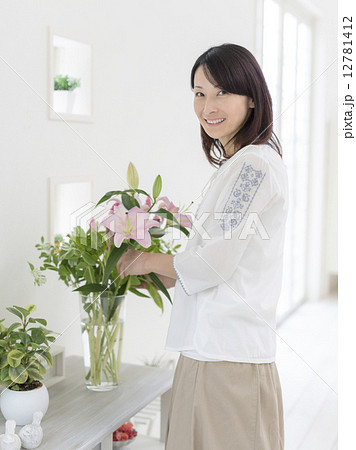 フラワーアレンジをする日本人女性 フラワーアレンジをする日本人女性 12781412