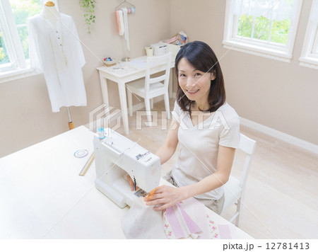ミシンで縫う日本人女性 12781413