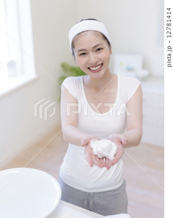 洗顔の泡を手に乗せる女性 洗顔の泡を手に乗せる女性 12781414