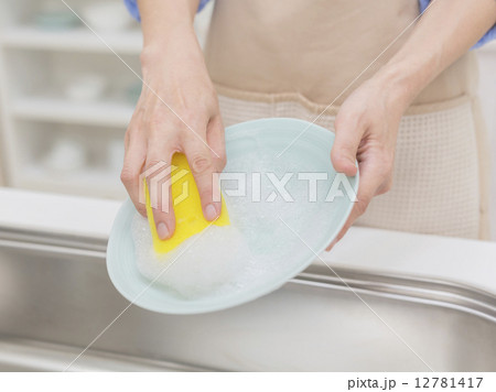 食器を洗う女性の手元 12781417