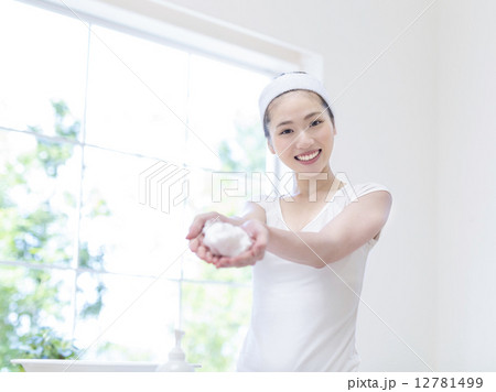 洗顔の泡を手に乗せる女性 12781499