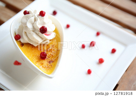 Creme brulee. Traditional French vanilla cream dessert with frui 12781918