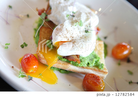 peas poached eggs peas poached eggs 12782584