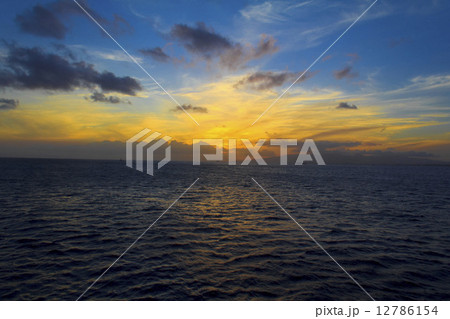 夕焼けの海 12786154