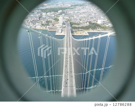明石海峡大橋の登頂のボルト穴からの景色 12786288
