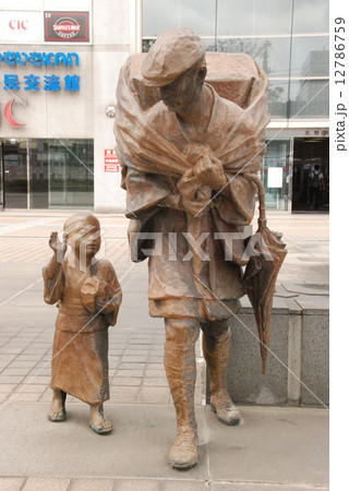 「富山の薬売り」の像（JR富山駅南口／富山県富山市明輪町） 12786759
