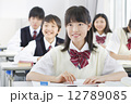 教室で勉強する中学生の授業風景 12789085