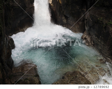 滝壺 12789692