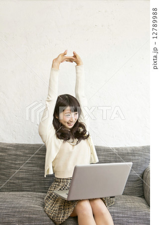 のびをする女性 12789988