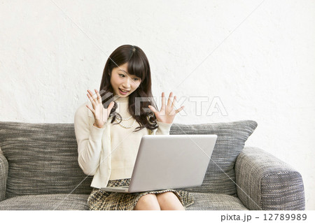 パソコン前で驚く女性 パソコン前で驚く女性 12789989