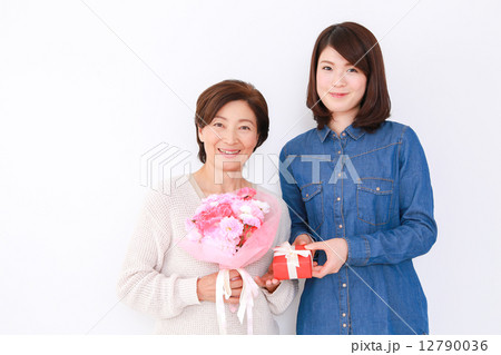 プレゼントを持つ女性 プレゼントを持つ女性 12790036