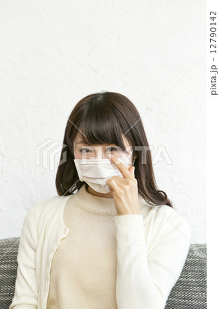 花粉症で悩む女性 花粉症で悩む女性 12790142