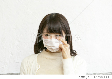 花粉症で悩む女性 花粉症で悩む女性 12790143
