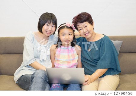 Family time - laptop Family time - laptop 12790456
