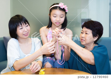 Family time - string game Family time - string game 12790460