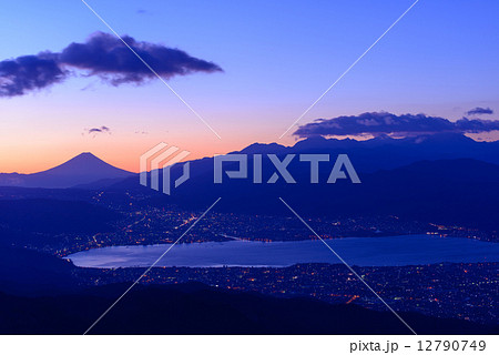 夜明け前の諏訪盆地の富士山 12790749