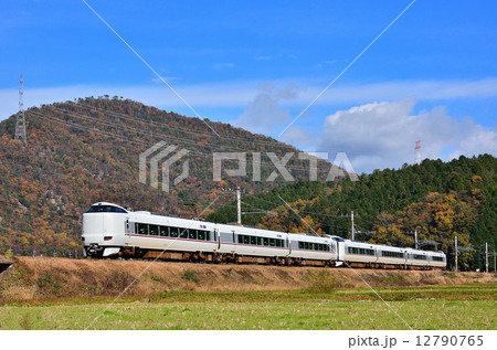 鉄道　列車 　山陰本線　京都口　287系　園部～船岡　紅葉　もみじ　モミジ　秋　築堤　南丹市　JR西日本　特急　嵯峨野線　きのさき　はしだて　まいづる　山 12790765