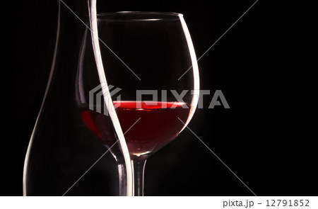 赤ワイン グラスとボトル 黒バック2 横 赤ワイン グラスとボトル 黒バック2 横 12791852