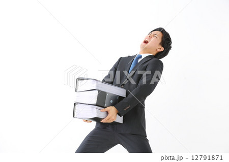 重いファイルを持つ男性ビジネスマン 12791871