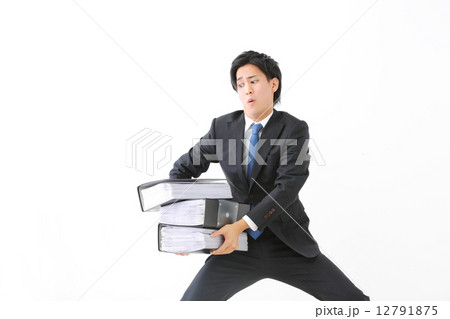 重いファイルを持つ男性ビジネスマン 12791875