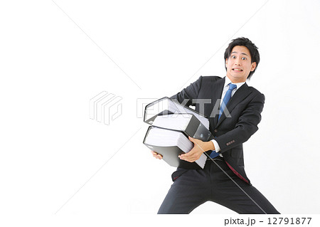 重いファイルを持つ男性ビジネスマン 12791877