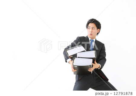 重いファイルを持つ男性ビジネスマン 12791878