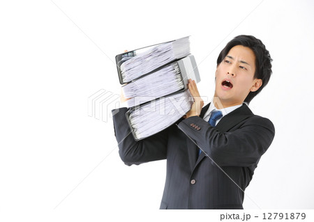 重いファイルを持つ男性ビジネスマン 重いファイルを持つ男性ビジネスマン 12791879