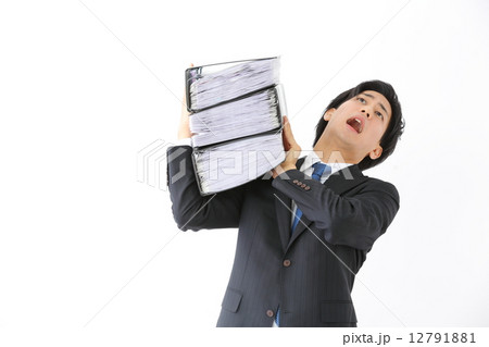 重いファイルを持つ男性ビジネスマン 重いファイルを持つ男性ビジネスマン 12791881