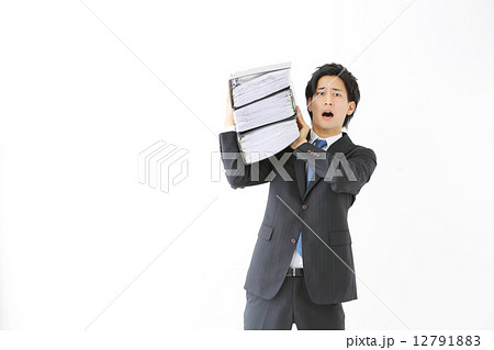 重いファイルを持つ男性ビジネスマン 重いファイルを持つ男性ビジネスマン 12791883