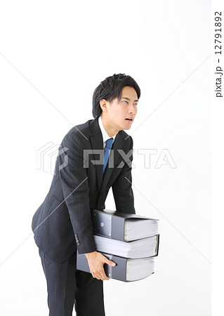 重いファイルを持つ男性ビジネスマン 12791892