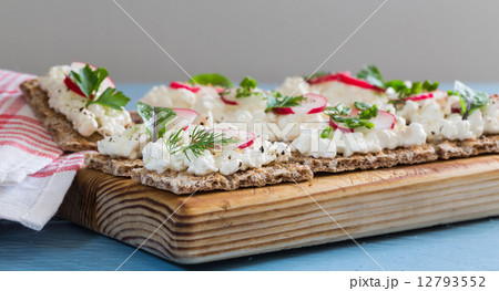 Crispbread with cottage cheese radishes and herbs Crispbread with cottage cheese radishes and herbs 12793552