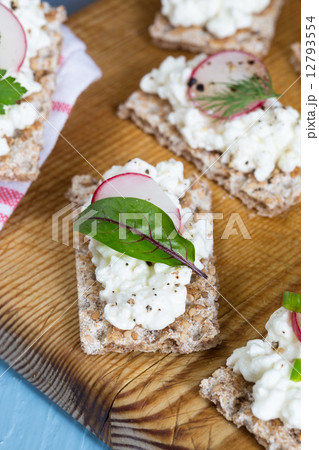 Crispbread with cottage cheese radishes and herbs 12793554