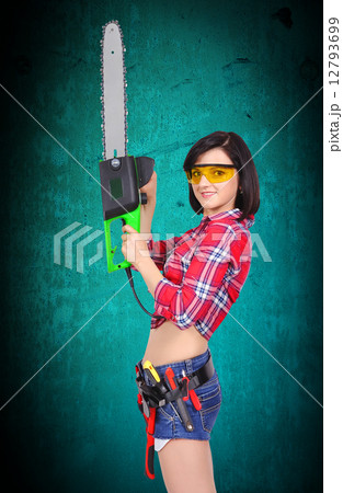 girl with chainsaw 12793699