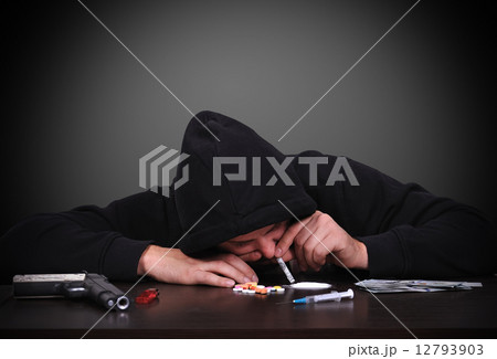 man sniffing cocaine man sniffing cocaine 12793903