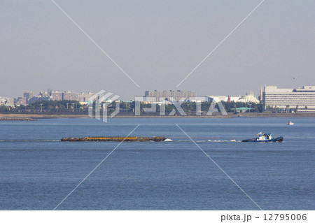 東京湾を走る船 12795006