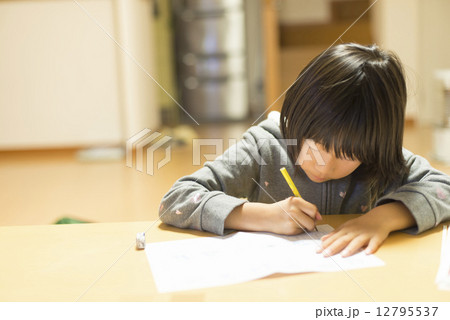 宿題をする子ども 12795537
