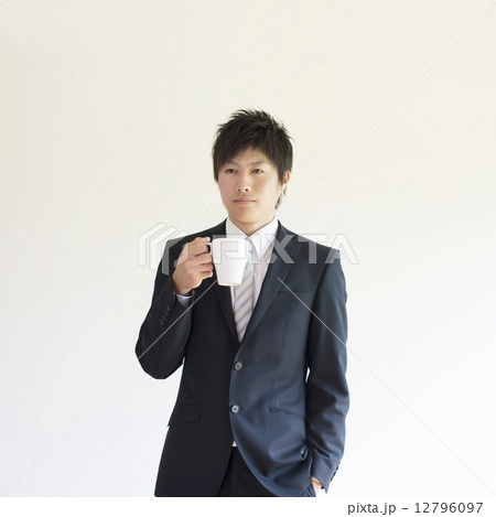 コーヒーカップを持つビジネスマン 12796097