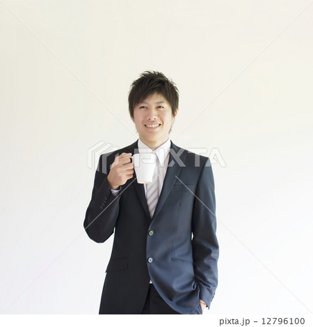 コーヒーカップを持つビジネスマン 12796100