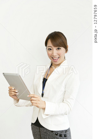 タブレットを持つ女性 12797659