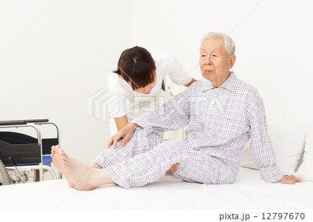 看護師と老人 12797670