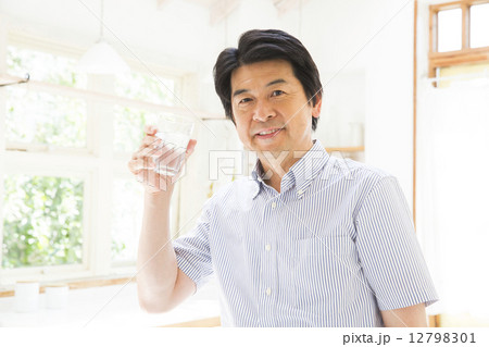 水を飲むミドル男性 12798301