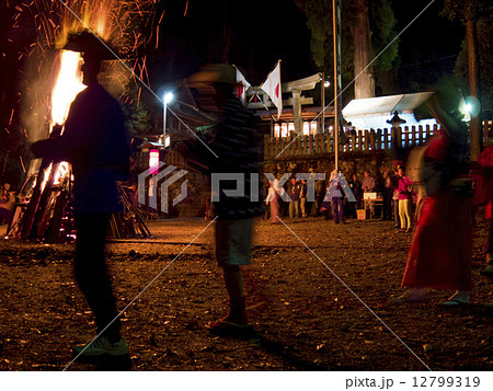 かがり火を囲って仮装踊り 12799319