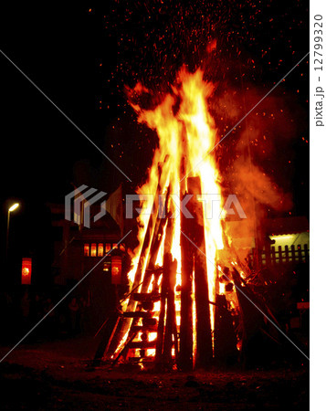 祭りで火を焚く 祭りで火を焚く 12799320