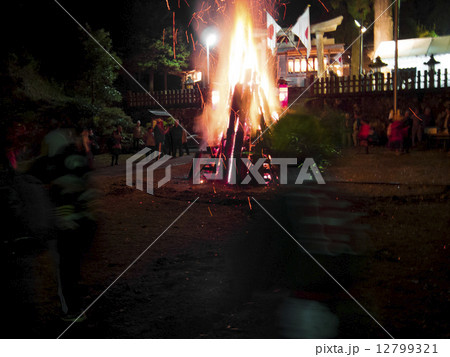 かがり火祭りで仮装踊り 12799321