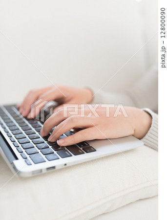 パソコンと女性 12800090