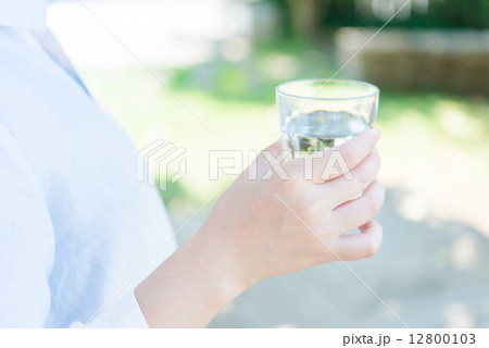 水を飲む女性 12800103